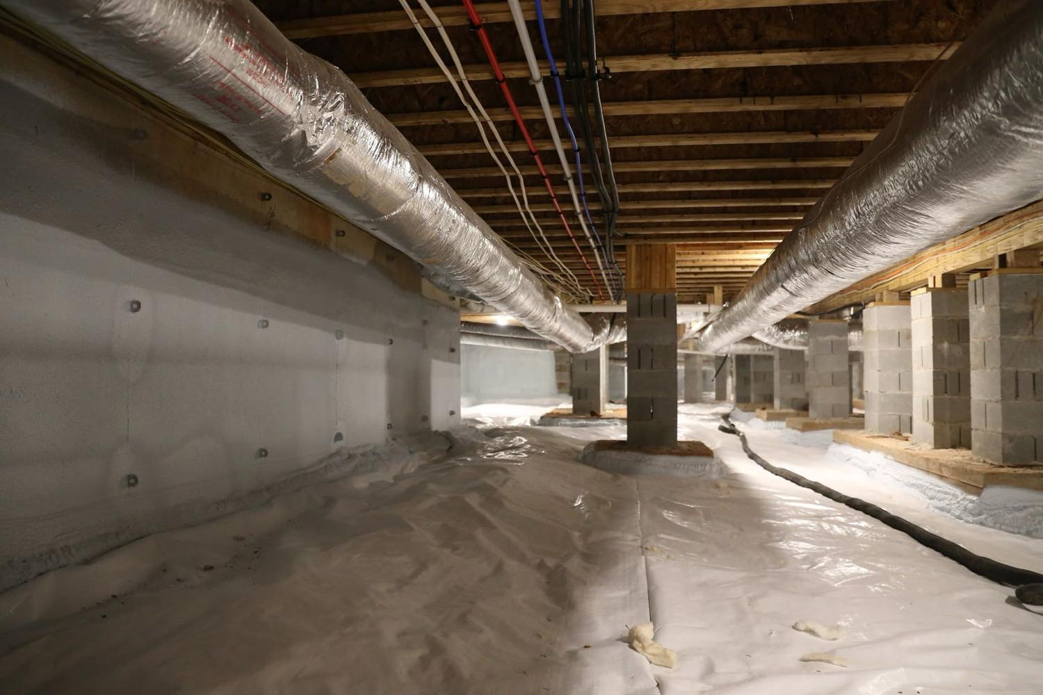 Encapsulated crawl space with a sealed vapour barrier in Dickson, Tennessee